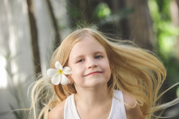Відвертий Зовнішній Портрет Чарівної Ятирічної Дівчини Красивим Довгим Світлим Волоссям — стокове фото