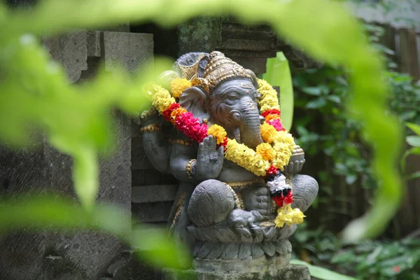 Traditionell Ganesha Staty Med Blomkrans Balinesisk Trädgård Lord Ganesha Tros — Stockfoto