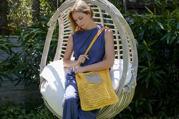 Modeporträt Einer Frau Blauen Outfit Mit Gelber Häkeltasche Stilvolles Und — Stockfoto