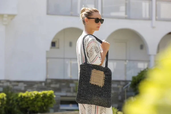 Young Woman White Linen Dress Crochet Tote Bag Tourist Resort — Stockfoto