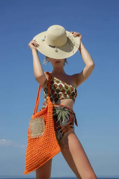 Young Woman Tropical Printed Swimwear Straw Hat Cary Orange Crochet — Foto Stock