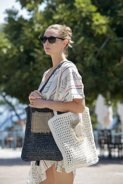 白いリネンのドレスと観光リゾート 夏のファッションスタイル リラックスした休暇でかぎ針編みのトートバッグの若い女性 — ストック写真