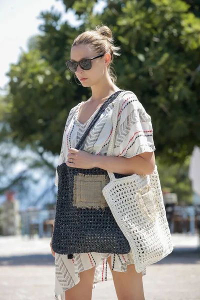 Young Woman White Linen Dress Crochet Tote Bag Tourist Resort — Zdjęcie stockowe