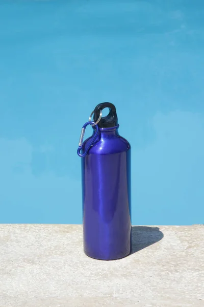 Blue Lightweight Aluminum Reusable Bottle Poolside — Stockfoto