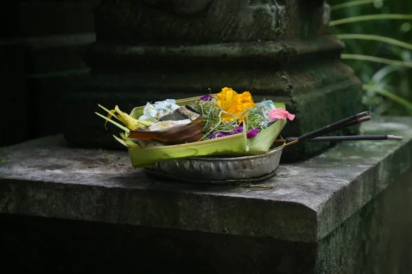 Canang Sari Vävd Bambu Behållare Med Ris Blommor Rökelse Sötsaker — Stockfoto