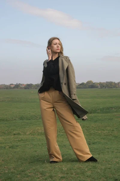 Outdoor Modeporträt Einer Kaukasischen Frau Weiten Beigen Hosen Schwarzer Bluse — Stockfoto