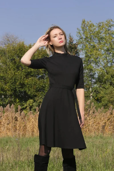 女模特儿在草地上摆出黑色姿势的照片 户外时尚肖像画 自然光 — 图库照片