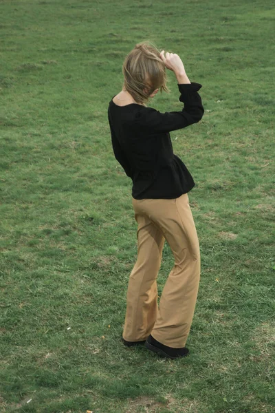 Açık Havada Beyaz Kadın Portresi Geniş Bacaklı Bej Pantolonlu Siyah — Stok fotoğraf