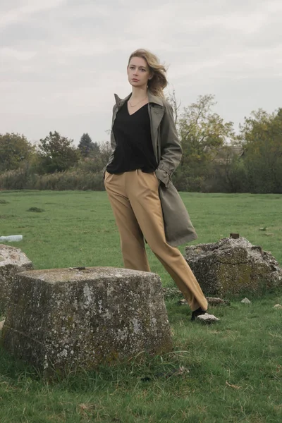 Ritratto Moda Outdoor Donna Caucasica Pantaloni Beige Gamba Larga Camicetta — Foto Stock