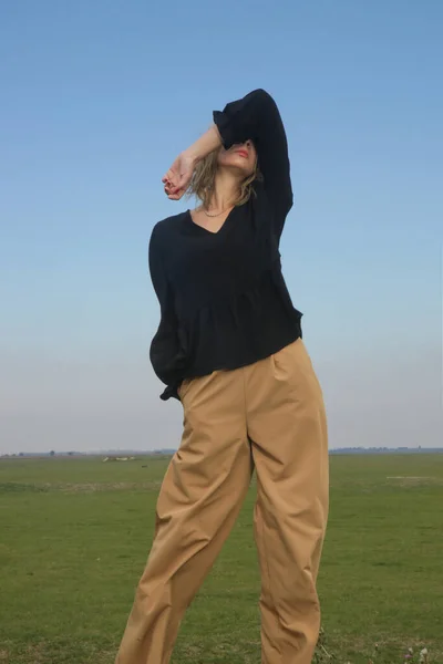 Açık Havada Beyaz Kadın Portresi Geniş Bacaklı Bej Pantolonlu Siyah — Stok fotoğraf