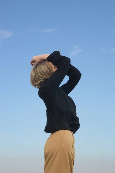 Outdoor Portret Mody Kaukaska Kobieta Szerokiej Nodze Beżowe Spodnie Czarna — Zdjęcie stockowe