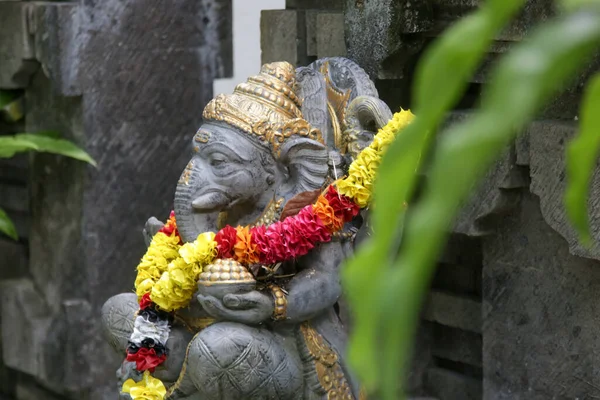 Geleneksel Ganesha Heykeli Bali Bahçesinde Çiçek Çelengi Lord Ganesha Nın — Stok fotoğraf