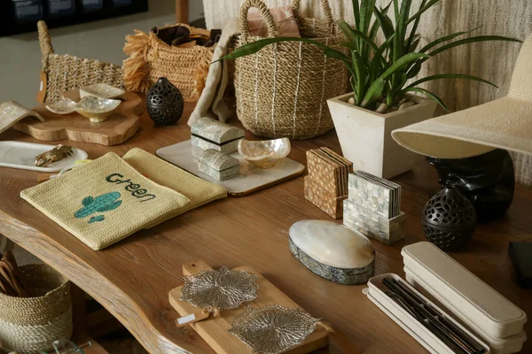 纪念品店陈列 可持续手工制作的礼物 度假村木桌上的藤条和贝壳礼物 — 图库照片