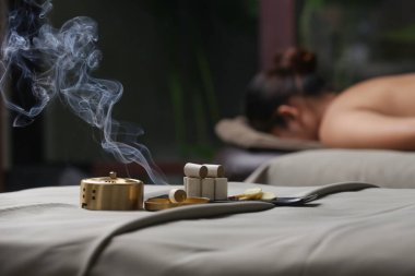 Moxibustion tedavisi - akupunktur için geleneksel Çin ilaç araçları ısıtma terapisi. Çin bitkisel ilaçları. Moxibustion bakır brülör kutusu ve holistik kaplıcada moxa bitkisel çubukları.. 