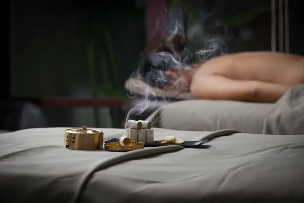 Moxibustion Behandeling Traditionele Chinese Medische Hulpmiddelen Voor Acupunctuur Punten Verwarming — Stockfoto