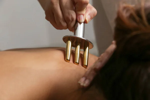 Rygg Massage Med Poäng Massage Stick Smärtlindring Lymfatisk Syra Dränering — Stockfoto