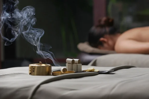 Moxibustion Treatment 침술을 전통적 중국의 상자와 전체적 스파에 스톡 사진