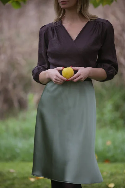 Открытый Портрет Женщины Зеленой Шелковой Юбке Коричневой Блузке Парке Осенний — стоковое фото