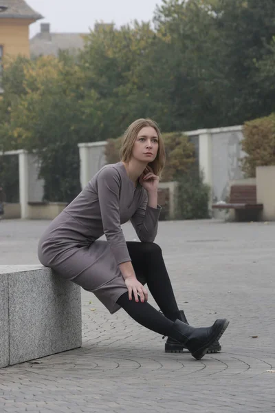 Portret Kobiety Szarej Sukience Midi Jesienna Kolekcja Mody — Zdjęcie stockowe