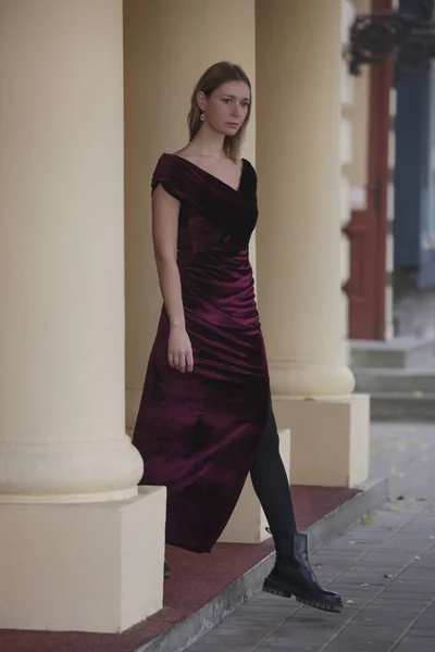 紫色のベルベットの長いエレガントなドレスで街の女性の屋外の肖像画 秋のファッションコレクション — ストック写真