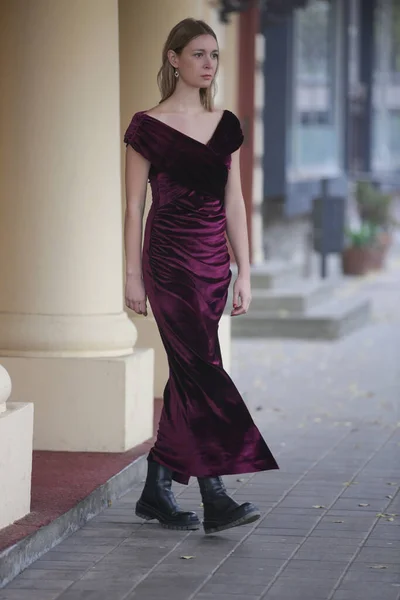 紫色のベルベットの長いエレガントなドレスで街の女性の屋外の肖像画 秋のファッションコレクション — ストック写真