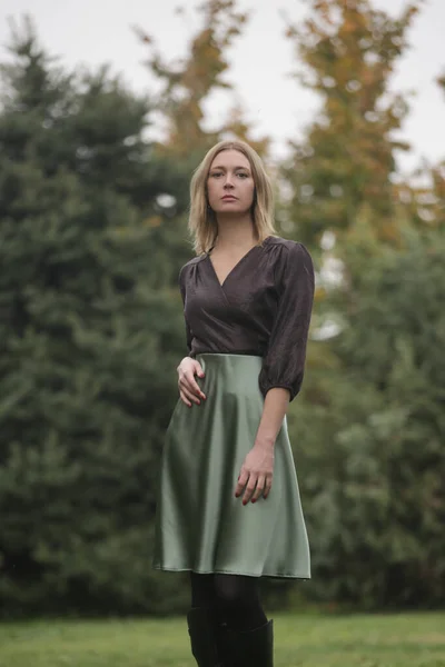 Portret Kobiety Zielonej Jedwabnej Satynowej Spódnicy Brązowej Bluzce Parku Jesienią — Zdjęcie stockowe