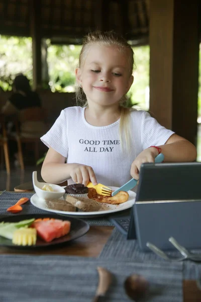 かわいいです5歳の女の子を持っています子供たちがレストランで食事 — ストック写真