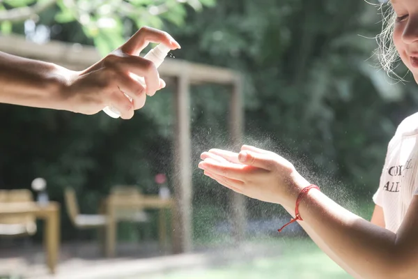 Mãe Aplicando Desinfetante Mão Spray Repelente Mosquito Mão Seu Filho — Fotografia de Stock