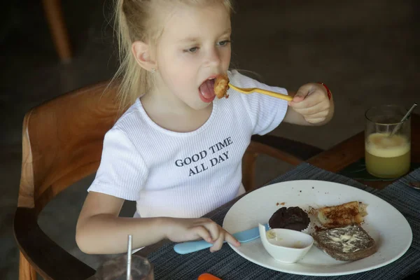 Linda Niña Años Que Tiene Comida Para Niños Restaurante Imagen De Stock