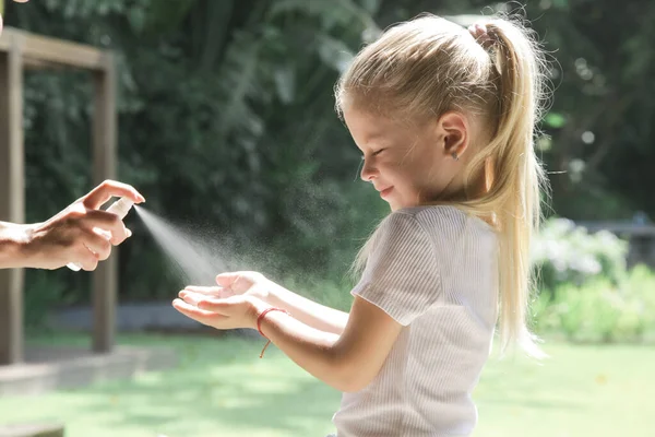 Madre Aplicando Desinfectante Manos Spray Repelente Mosquitos Mano Hijo Imagen de archivo