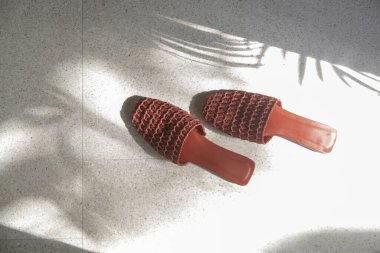 El yapımı rafya katırları. Etik açıdan sürdürülebilir bir çift terlik. Sorumlu kaynak ayakkabılar ve çevre dostu malzemeler..