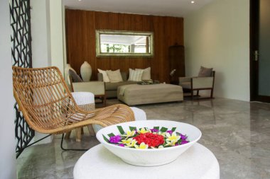 Rahat bej mobilyaları olan yarı açık bir salon.