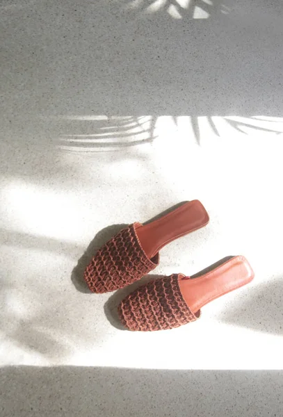 手作りのラフィア ミュール 持続可能な倫理的にスリッパのペアを作った 環境に配慮した素材の靴を調達 — ストック写真