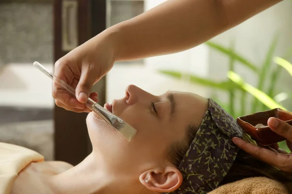 Young Woman Natural Beauty Spa Having Facial Treatment Relaxation Detoxification — Stockfoto