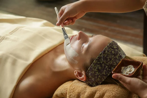 Young Woman Natural Beauty Spa Having Facial Treatment Relaxation Detoxification — стоковое фото