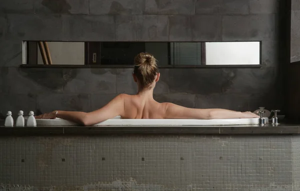 浴槽で休む美しい若い女性の肖像 リラクゼーションとボディケアの概念 — ストック写真