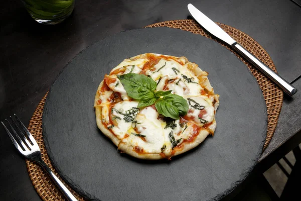 Pizza Margherita Tomatoes Basil Mozzarella Cheese Black Stone Tray — Zdjęcie stockowe