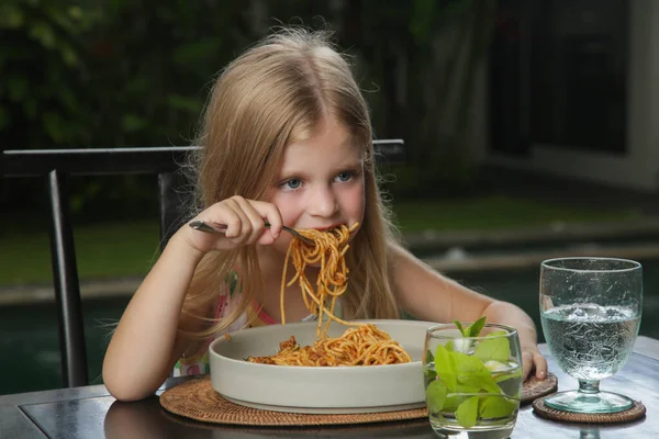 Little Girl Eating Portion Spaghetti Bolognese Restaurant — Stock fotografie