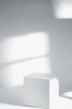 Minimum ürün görüntüleme, beyaz arka planda beyaz küp ve pencere ışığı. Podyum kaidesi sahnesi, platform görüntüsü