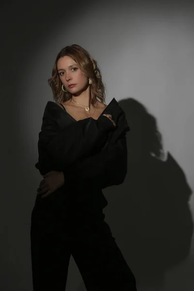Модний Портрет Красивої Жіночої Моделі Чорній Бомбардувальній Куртці Штанях Під — стокове фото