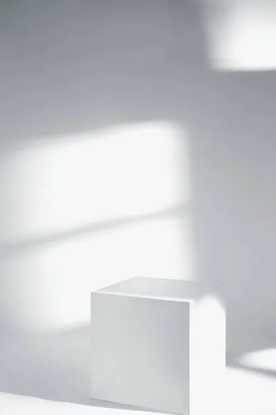 最小限の製品表示 白い背景と窓の光に白いキューブ プラチナ台座のシーン 表示プラットフォーム ロイヤリティフリーのストック画像