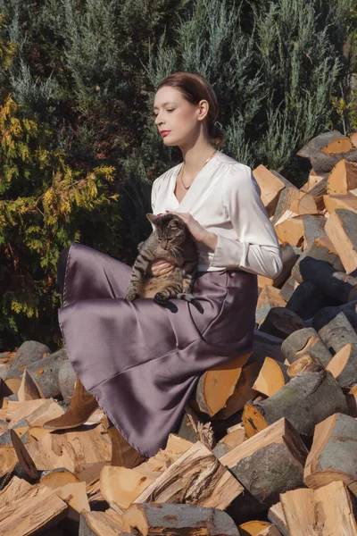 Открытый Модный Портрет Стильной Молодой Женщины Сидящей Куче Рубленных Лесов — стоковое фото