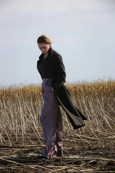 Sonbahar Buğday Tarlasında Hasat Sonrası Şık Genç Bir Kadının Açık — Stok fotoğraf