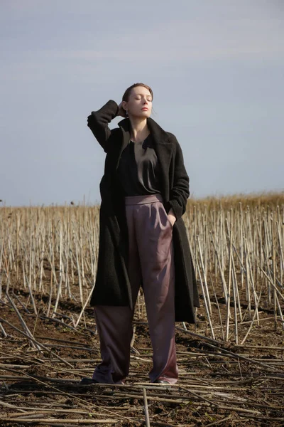 Открытый Модный Портрет Стильной Молодой Женщины Осеннем Пшеничном Поле После — стоковое фото