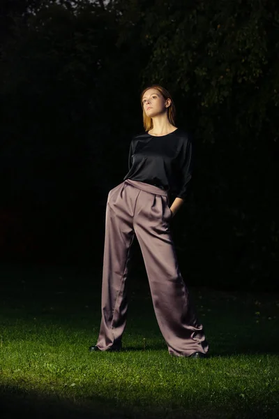 Utomhus Mode Porträtt Snygg Ung Kvinna Silkesblus Och Byxor Natten — Stockfoto