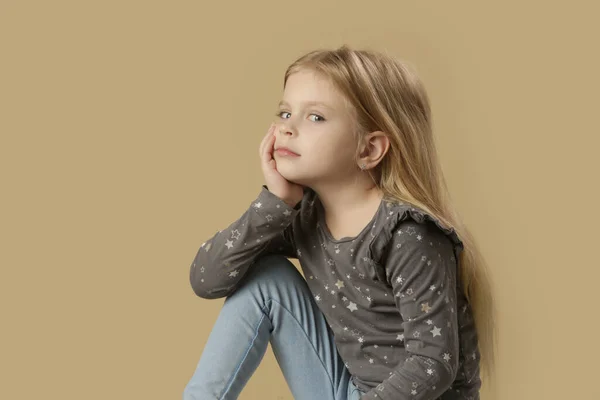 Bej Arka Planda Sevimli Küçük Bir Kızın Stüdyo Portresi — Stok fotoğraf