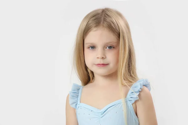 Studio Headshot Pięknej Letniej Dziewczyny Niebieskimi Oczami Długimi Blond Włosami — Zdjęcie stockowe