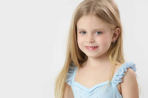工作室头像美丽的5岁女孩与蓝色的眼睛和长长的金发 — 图库照片