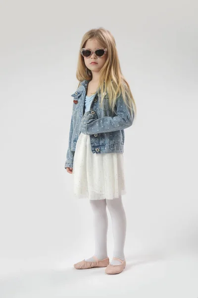 Portrait Studio Belle Petite Fille Joyeuse Mode Portant Une Jupe — Photo