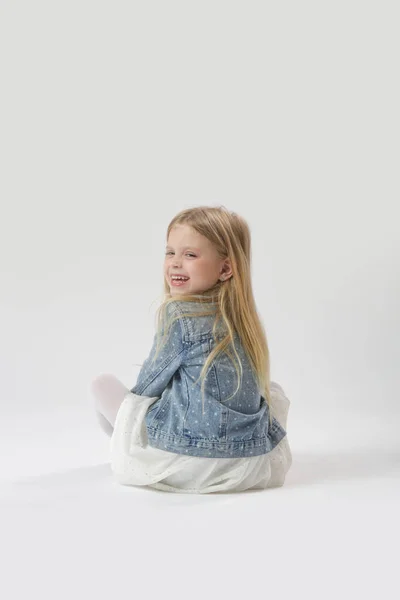 Portrait Studio Belle Petite Fille Joyeuse Mode Portant Une Jupe — Photo